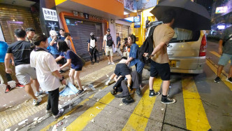荃灣示威者與人群爆發毆鬥。