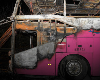 肇事旅巴士燒通頂全車燒毀。新華社