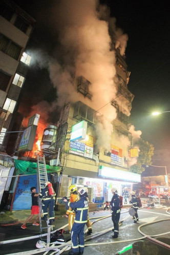台北市中山區龍江路一棟7層高的住宅大樓今日凌晨2時傳出火警，由2樓開始起火，窗口冒出大量濃煙。（網圖）