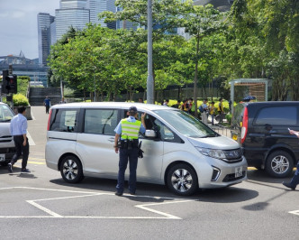 添华道仍封闭 进入行政长官办公室车辆需要警员截停询问。梁国峰摄