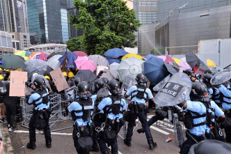 警方一陣施放胡椒水劑。