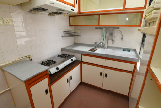 厨房保养不俗，设有炉具、厨柜等基本配备。