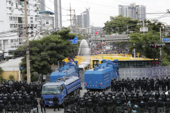 泰國示威者與警方在國會外對峙。AP