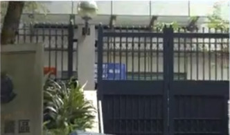 尖沙嘴警署展示藍旗警告非法集結。NOW新聞截圖
