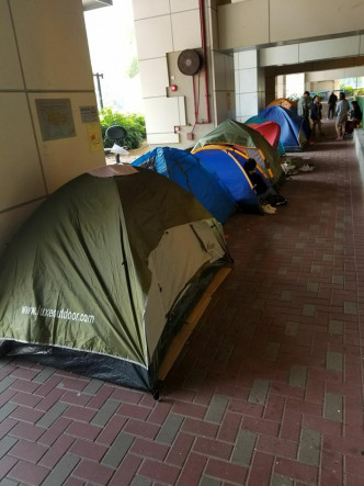 大埔车站外市民设置帐篷通宵等候。facebook大埔图片