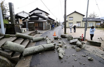 日本西部凌晨发生规模6.1地震，有建筑物与道路受损。（网图）