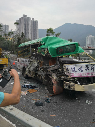 小巴车头严重受损。网民Jerry Chan‎/ fb群组「将军澳」