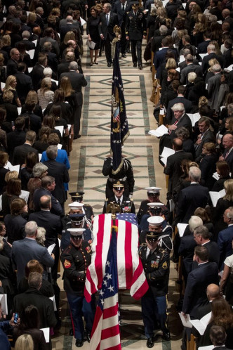 国葬仪式在华盛顿国家大教堂内举行。AP
