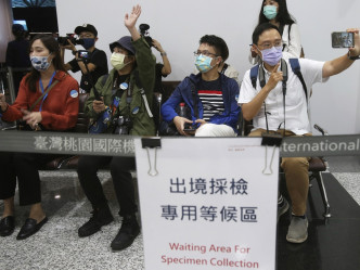 旅客早上到機場分批接受檢測。AP圖片