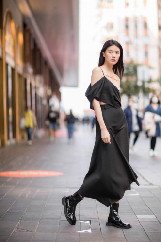 黑色不对称裙襬连身裙/$8,380、黑色反光面短靴/$7,680。