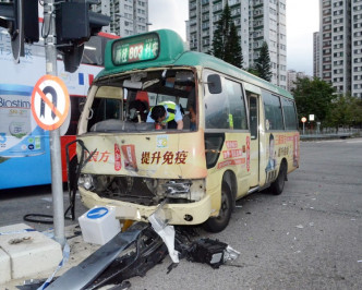 小巴車頭損毀嚴重。