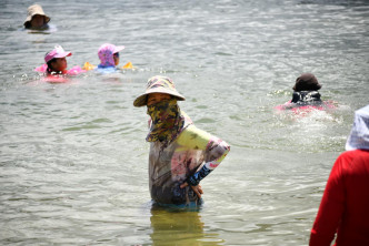 端午节天气炎热市民玩水消暑。
