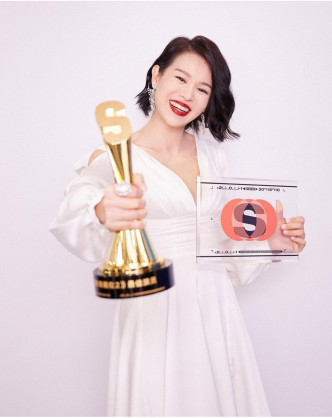 杏儿去年于内地综艺节目《演员请就位2》成功夺冠，在内地人气急升。