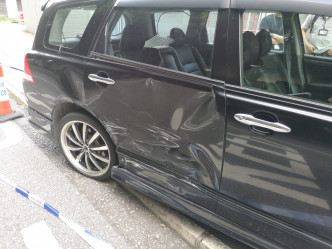 中午时份，一辆私家车遭多人持刀袭击毁车。梁国峰摄