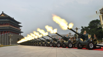 解放軍鳴炮100響。新華社圖片