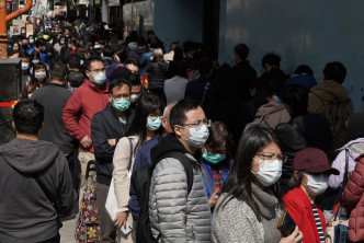 香港市民在疫情爆發初期就已自律戴上口罩防疫。資料圖片