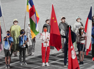 国家队队员苏炳添持国旗入场。新华社