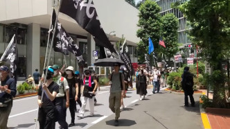 示威者响应大会呼吁穿上黑衣，戴起墨镜、口罩和帽，在疫情下游行。「Suzuko Hirano 平野铃子」fb截图