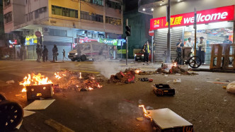 示威者曾堵路和纵火。
