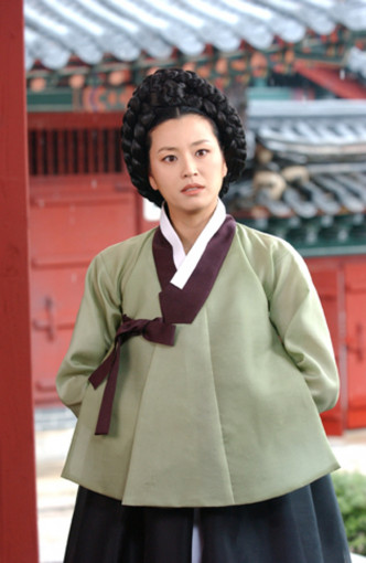 甄美里曾在《大长今》饰演「崔尚宫」。