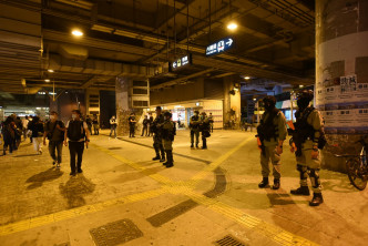 大批警员在元朗站公共运输交汇处驻守。