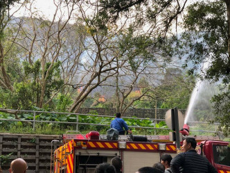 消防車開喉向山邊射水。網民程志紅圖片