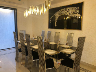 饭厅置有长餐桌，并挂有画作，提升格调。