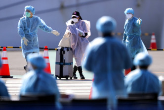日本承認23人未經病毒檢測就落船。AP圖片
