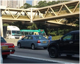 涉事私家车停在路中。图:香港交通突发报料区