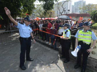 警方中午前起实施人潮管制