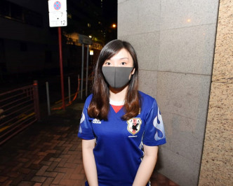 吴小姐指她有3名朋友被扣留在警署内，暂未知情况。