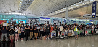 大批示威者繼續在機場集結
