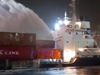 有目击者表示，4艘海军消防船与消防车共同参与灭火，一小时内已控制火势。影片截图
