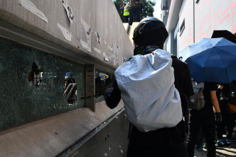 有示威者破壞港鐵站的玻璃。