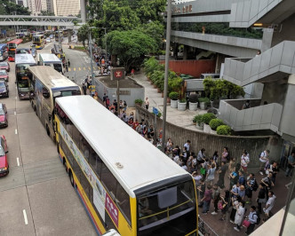 金钟地铁站外巴士站市民大排长龙。图:网民Simon Law‎香港突发事故报料区