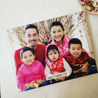 家庭相簿的封面照是陳氏一家五口在桃花前影的全家福。陳茵媺ig