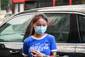 女子一度被困車內。