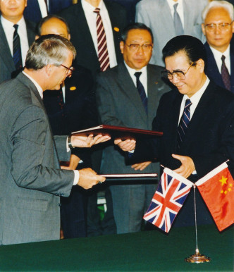 中英雙方正式簽署新機場諒解備忘錄，中共國務院總理李鵬（右）。資料圖片
