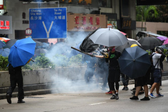 示威者继续多区纵火破坏。