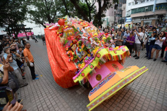 廟街天后廟的重頭戲是「花炮衝神儀式」。