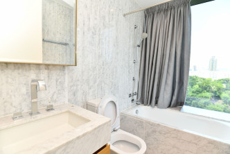 套厕墙身铺有浅灰色云石，浴缸旁设大窗，让住户浸浴时可欣赏翠绿树景。