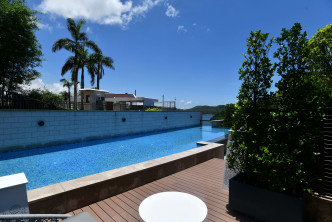 同时特设天际泳池，住户能眺望开扬景色时，与大自然同泳。
