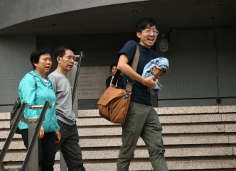 李永豪(右 )获撤回非法集结罪，当庭释放。