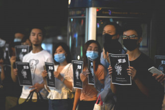 黑衣口罩人士尖沙嘴抗议声援女示威者。
