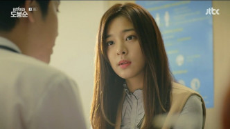 薛仁雅17年在《大力女子都奉顺》饰演男二金志洙的前女友「赵熙智」。