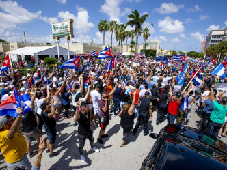 古巴數以千計民眾上街遊行。AP圖片