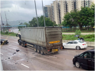 吐露港公路往上水方向近香港教育大学运动中心早上发生车祸。网民Ming So图片