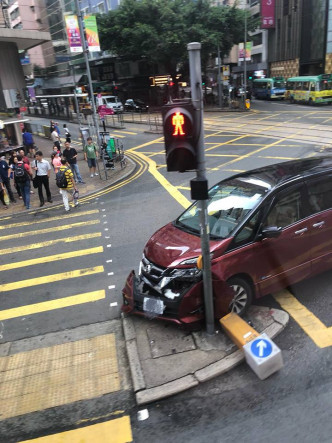 七人车撞路中央的安全岛。网民：晴美‎ 香港突发事故报料区　