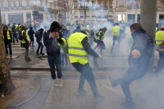 防暴警察释放催泪弹驱散示威者。AP