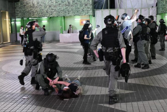 警方6.12在铜锣湾制服数人。资料图片